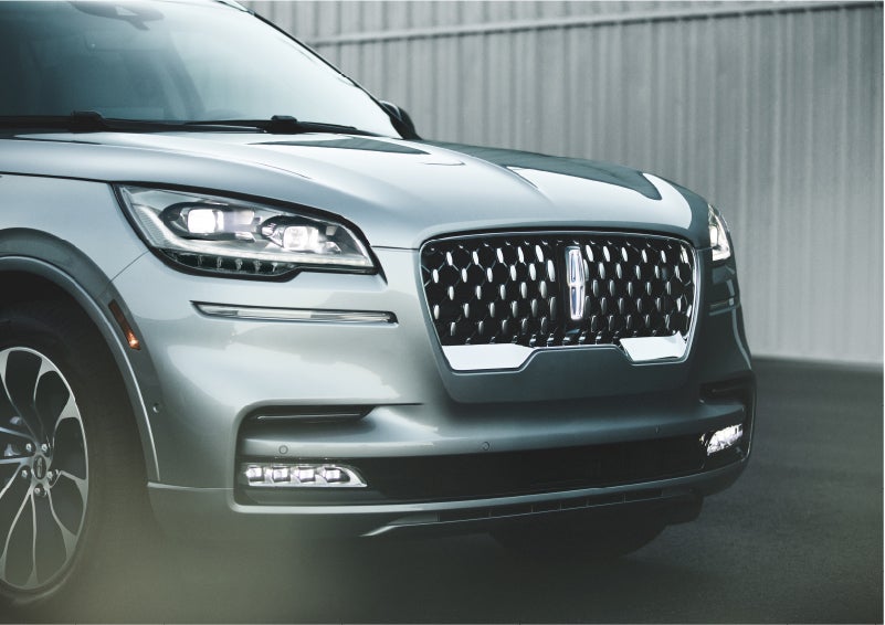The available adaptive pixel LED headlamps of the 2023 Lincoln Aviator® SUV activated | Star Lincoln in Southfield MI