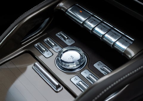 A crystal-inspired volume knob is shown in the center floor console of a 2024 Lincoln Nautilus® SUV. | Star Lincoln in Southfield MI
