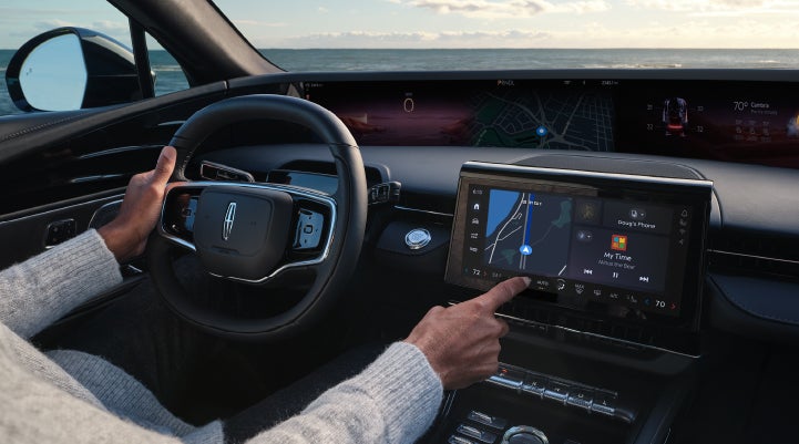 The driver of a 2025 Lincoln Nautilus® SUV interacts with the new Lincoln Digital Experience. | Star Lincoln in Southfield MI